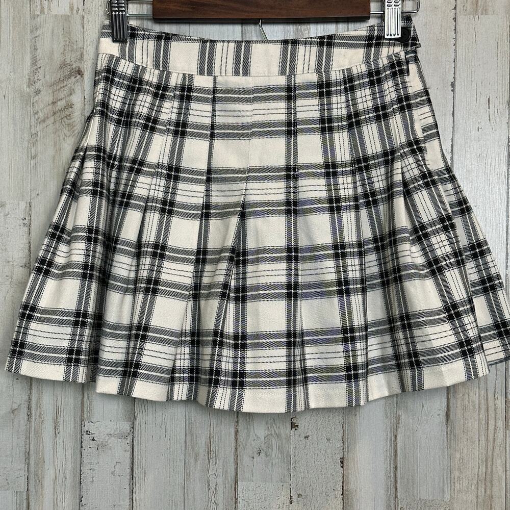 Full Tilt Plaid Pleated Mini Skirt Size XS White Black Twee Preppy Academia EUC